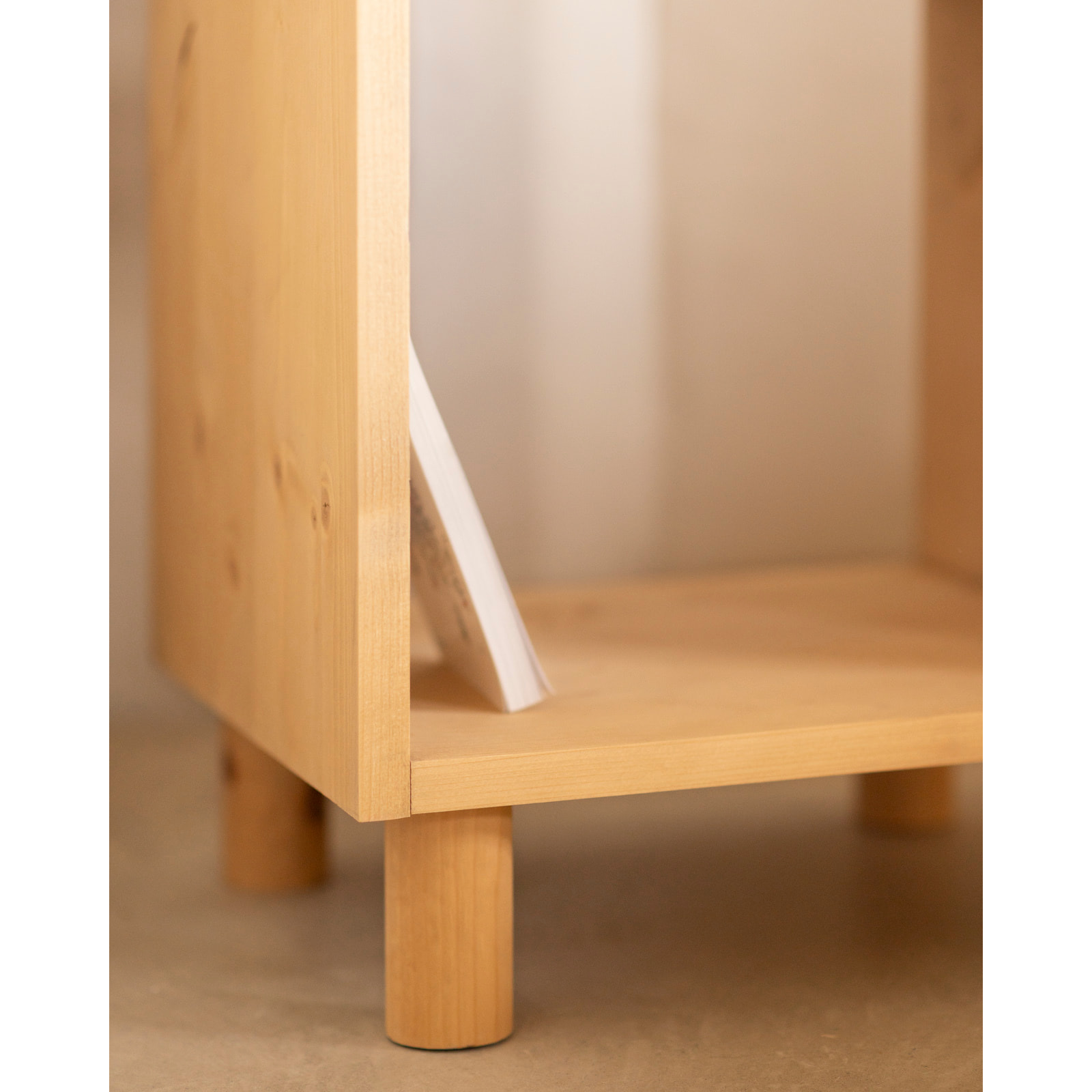 Mesita de noche de madera maciza en tono roble medio de 51x32cm Alto: 50.5 Largo: 32 Ancho: 37.5