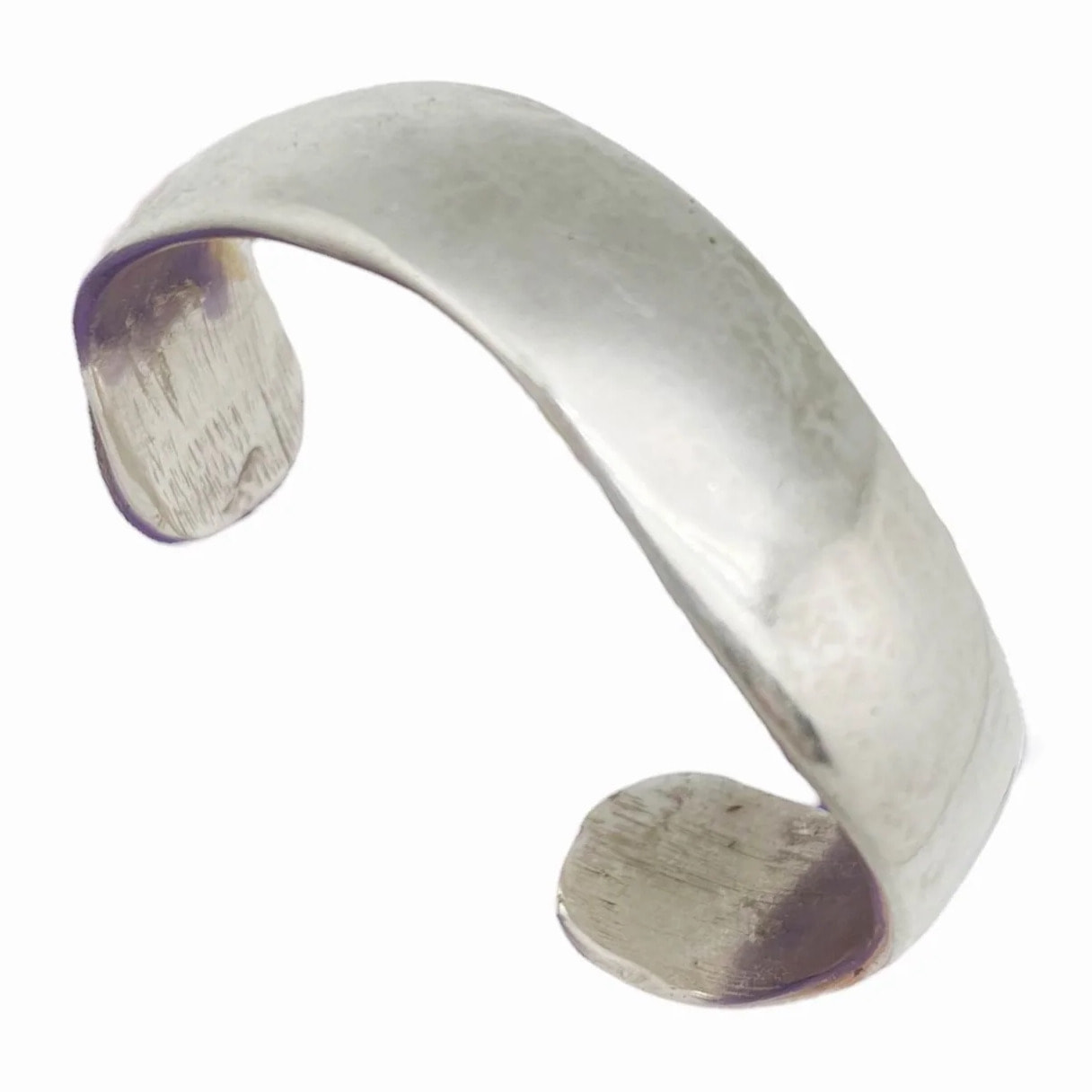 Pulsera rígida en zamak chapado plata en forma de aguas. Abierta no ajustable