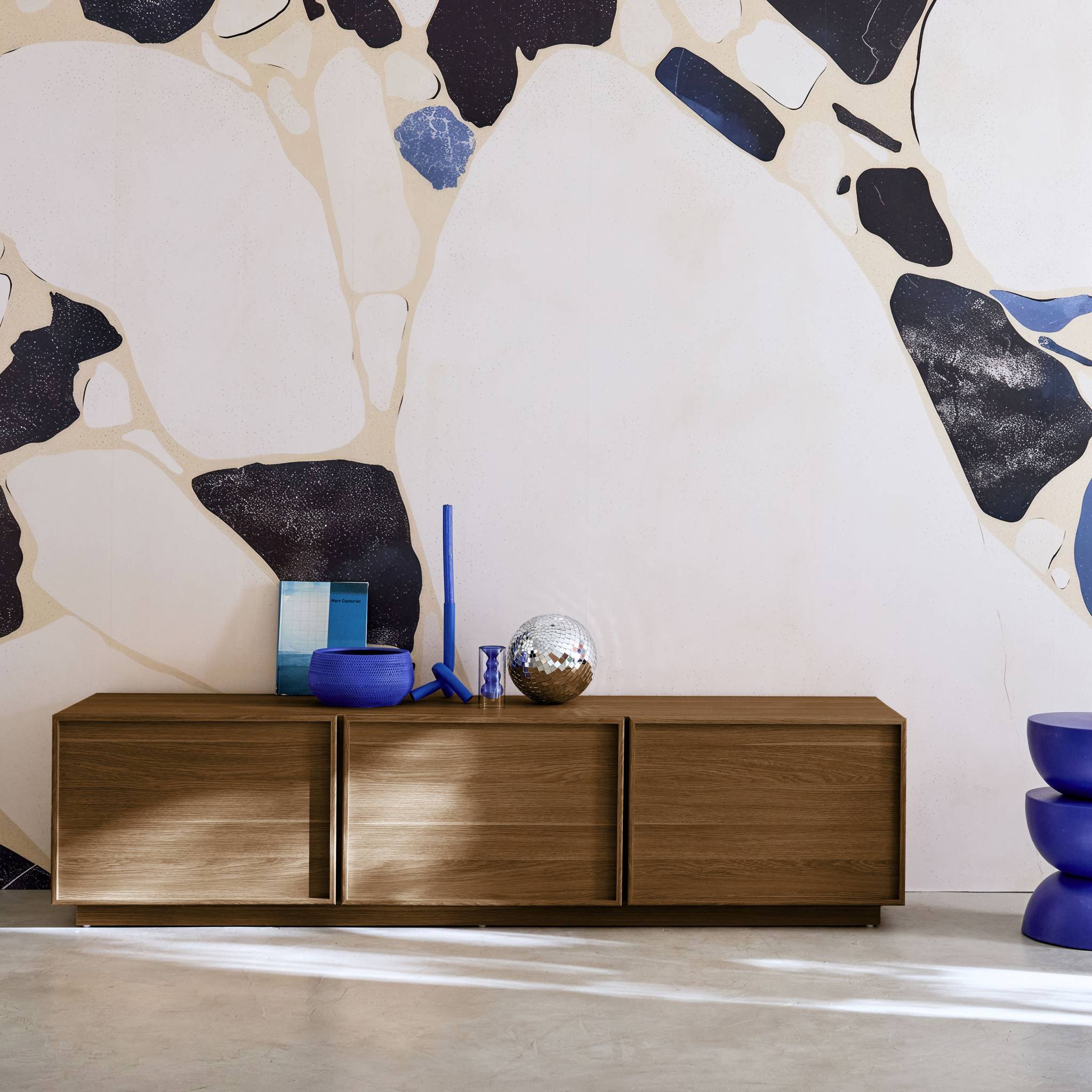 Meuble TV décor bois 3 portes noyer 180cm L 180 x P 43 x H 45cm - Kuba