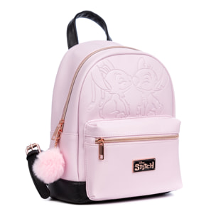 Mochila Rosa Stitch Premium. Espacioso compartimento principal con bolsillo delantero y trasero. Con accesorio pompom