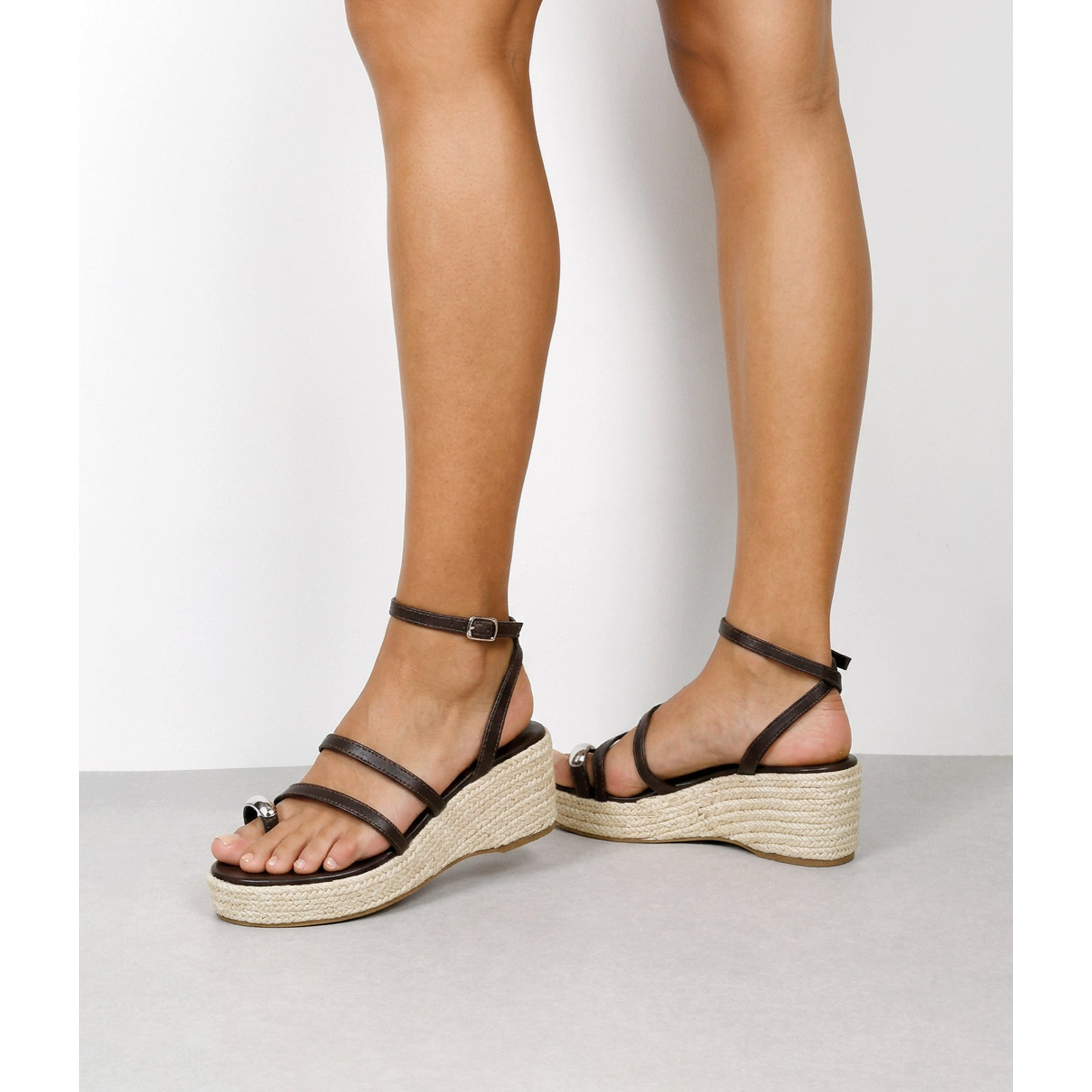 Sandalias de cuña marrones en esparto