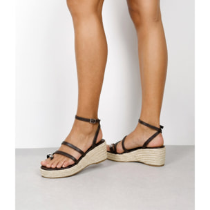 Sandalias de cuña marrones en esparto