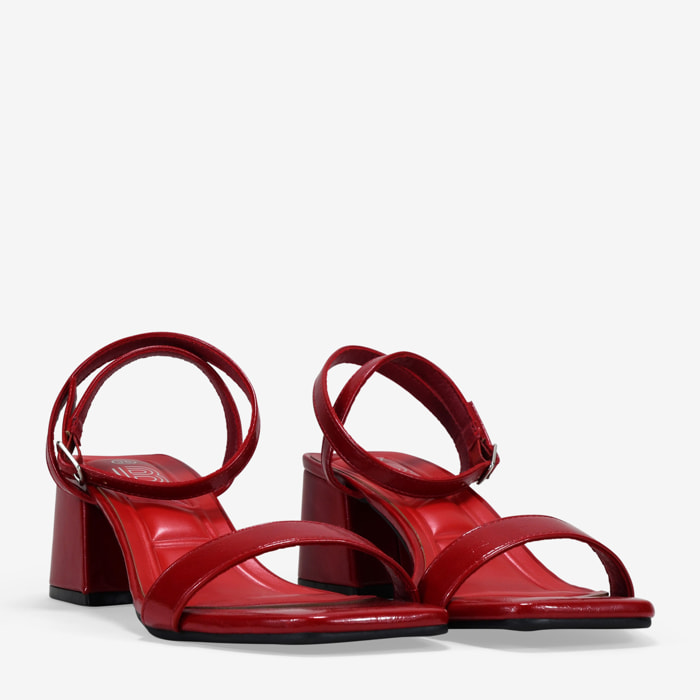 Sandalias de tacón rojas con hebilla