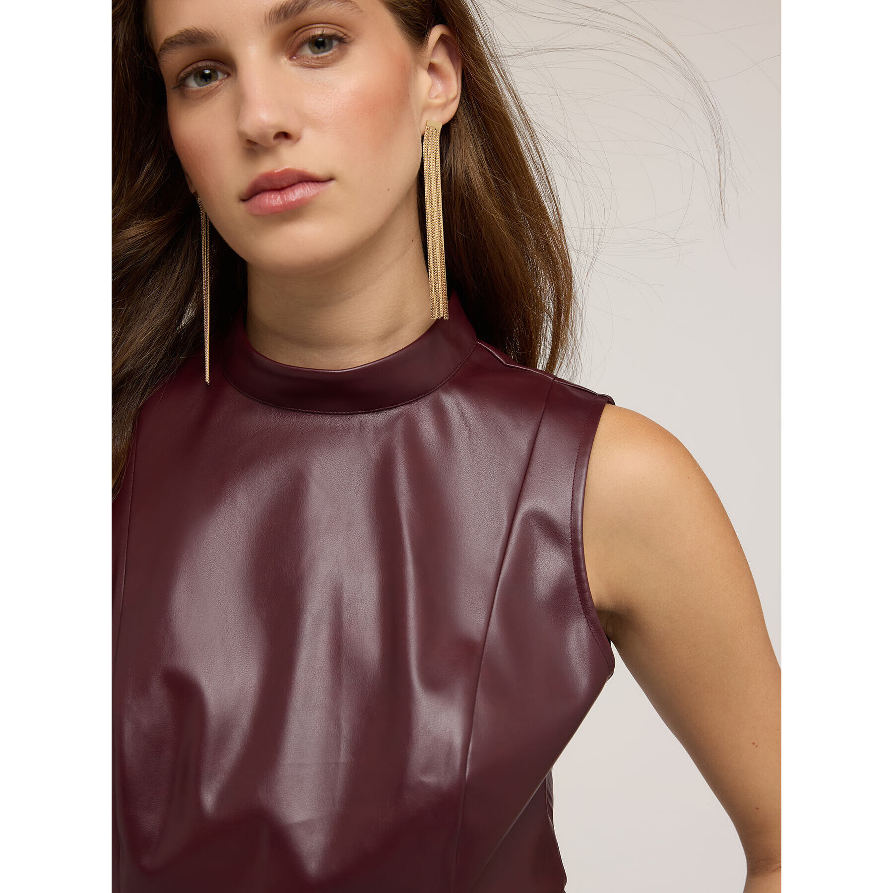 Motivi - Top de cuello alto en tejido revestido - Burgundy