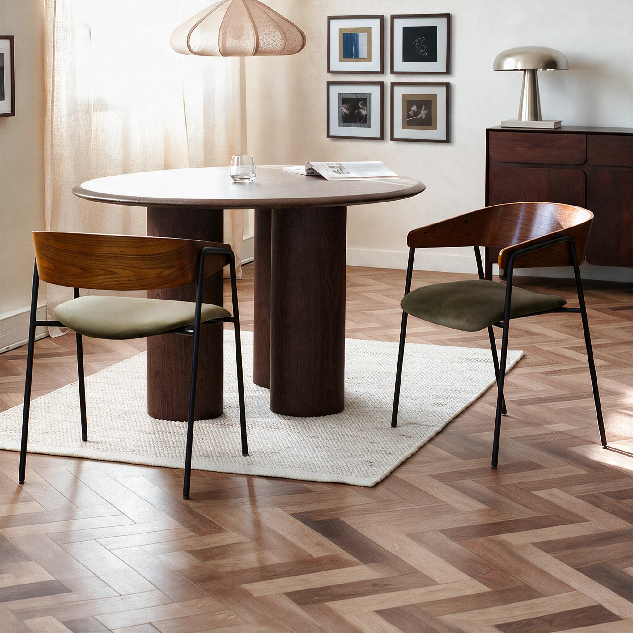 Lot de 2 chaises en velours vert kaki et bois de noyer - Esmée