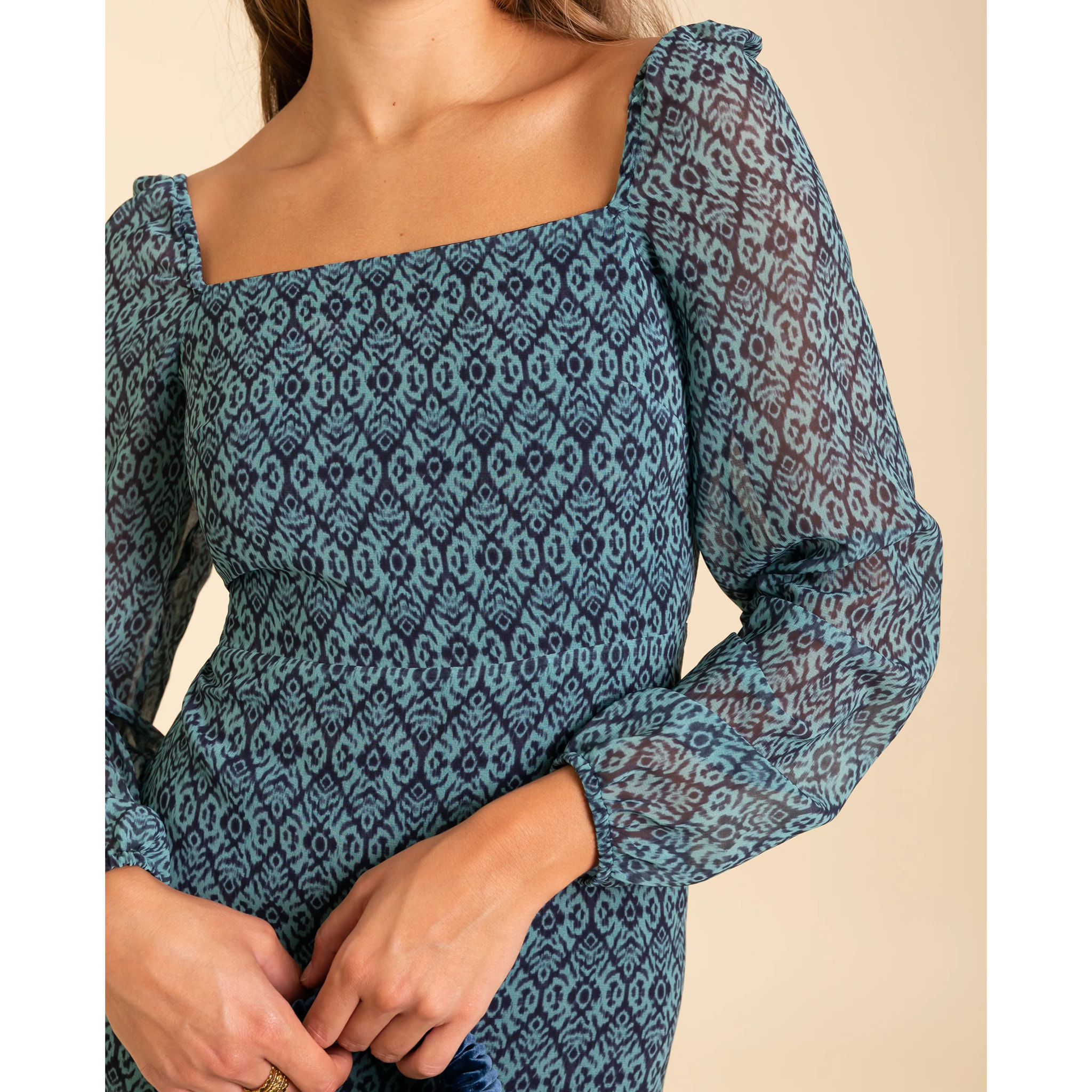 Vestido midi con manga larga