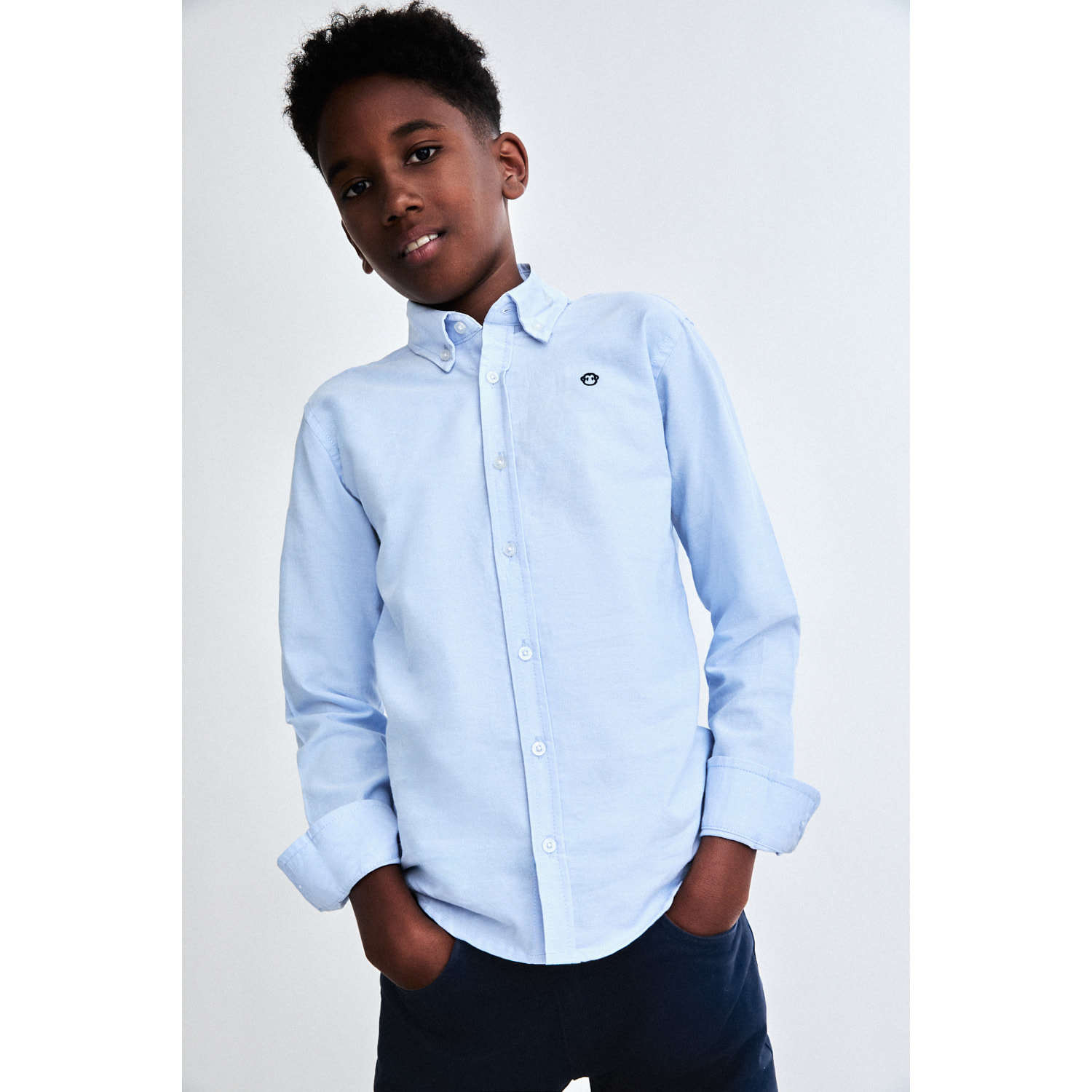 Polo Niño Manga Larga de Punto Camisa 100 % Algodón Color Blanco, Cuello Button-Down, Botones Frontales, Logo Bordado | Color: Celeste | Street Monkey