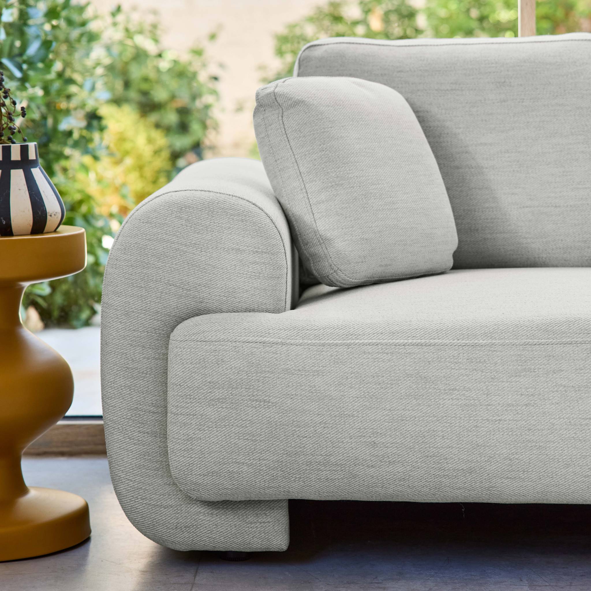 Canapé d'angle droite 3 places tissu gris clair. pieds ronds L 231 x P 160 / 88 cm - Zenio