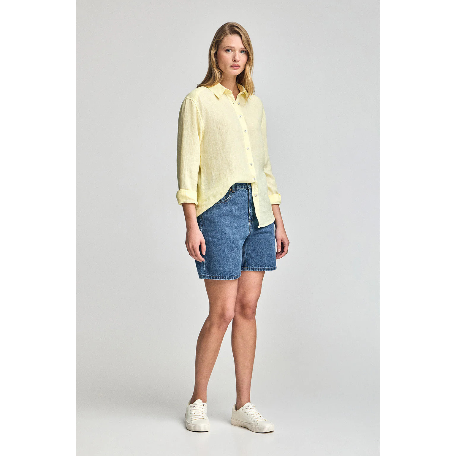 Camisa amarilla garment dye de lino con monograma bordado