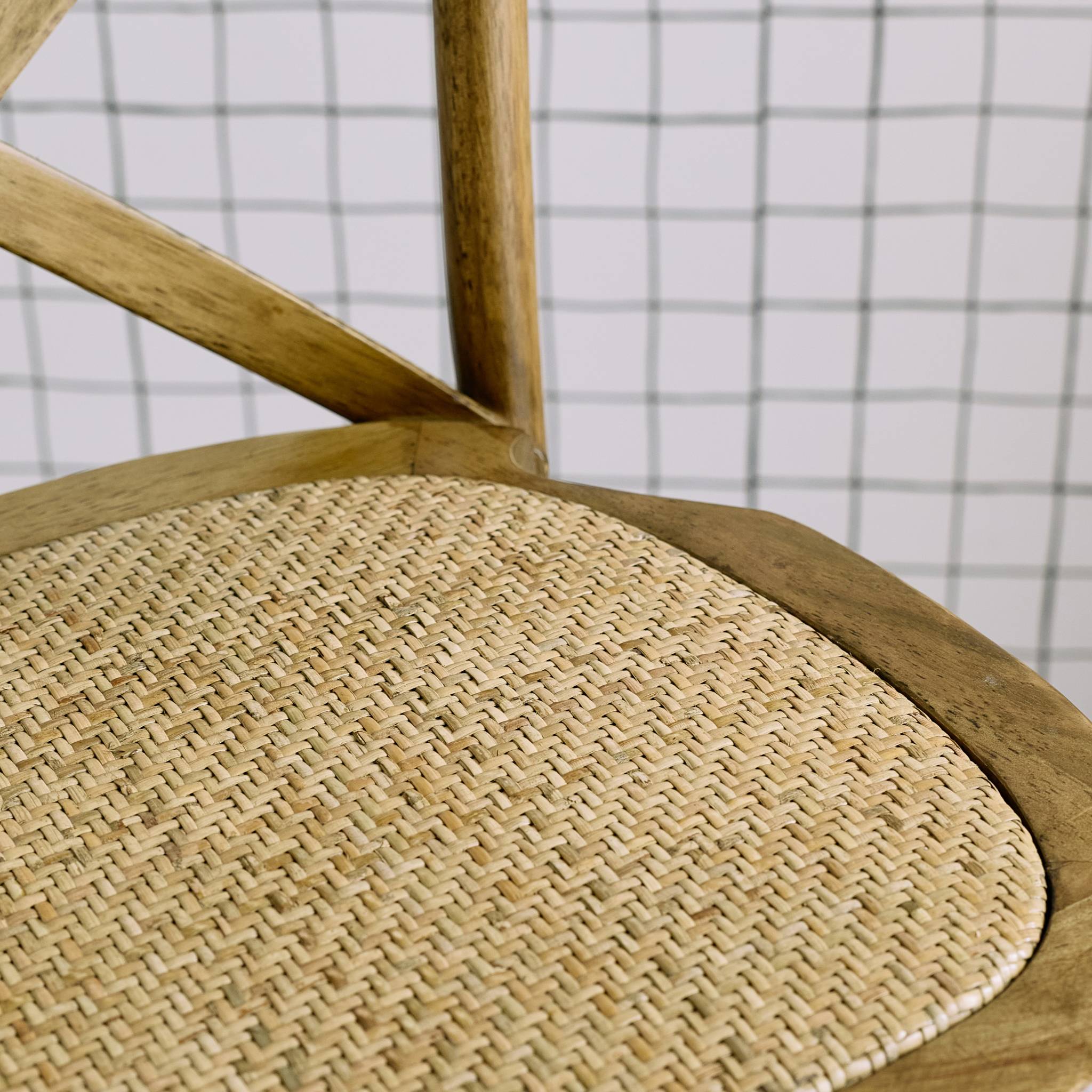Tabouret de bar bistrot vintage en bois marron vieilli avec repose-pieds