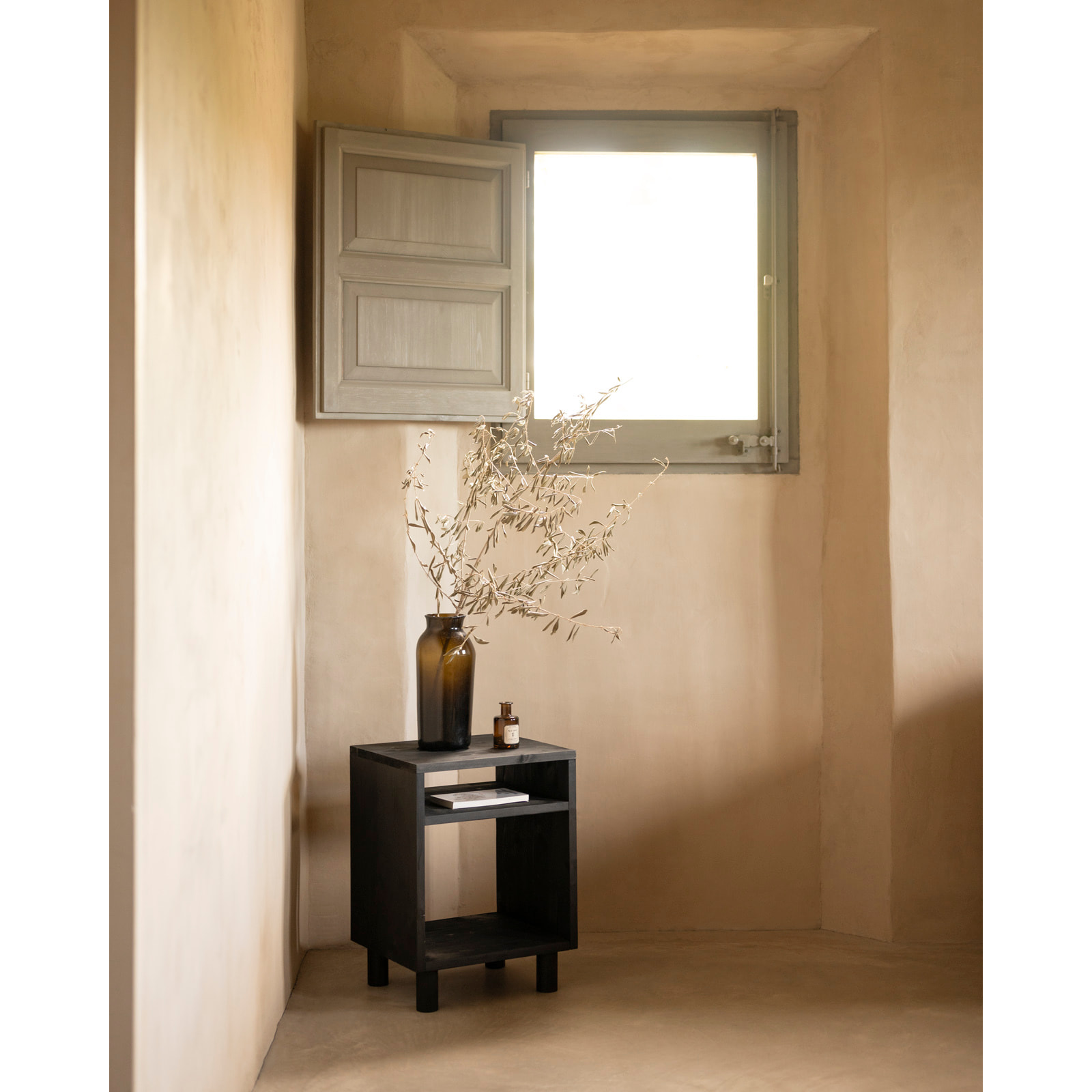 Mesita de noche de madera maciza en tono negro de 51x32cm Alto: 50.5 Largo: 32 Ancho: 37.5