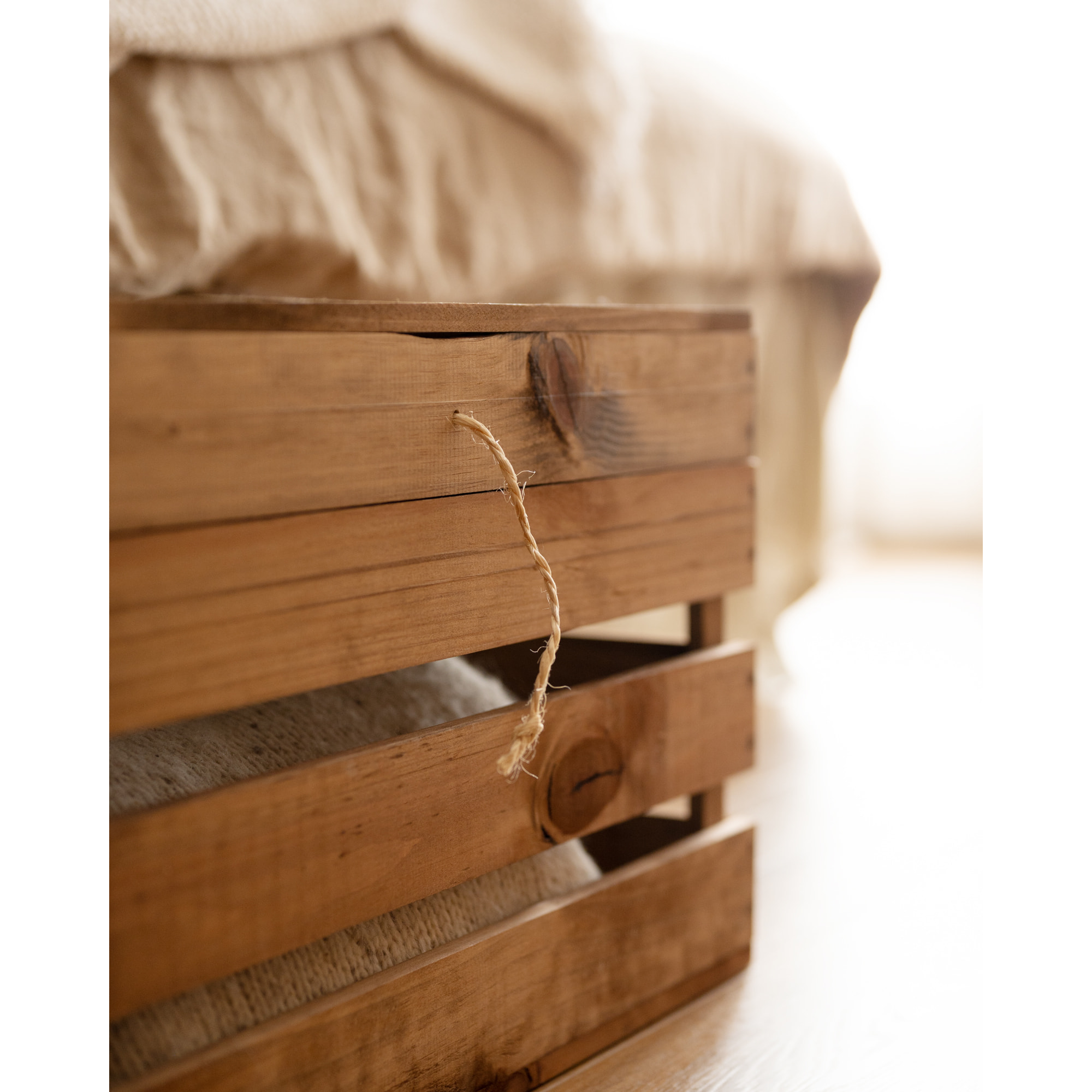 Baúl de madera maciza en tono roble oscuro de 49x30x33cm Alto: 29.5 Largo: 49 Ancho: 33