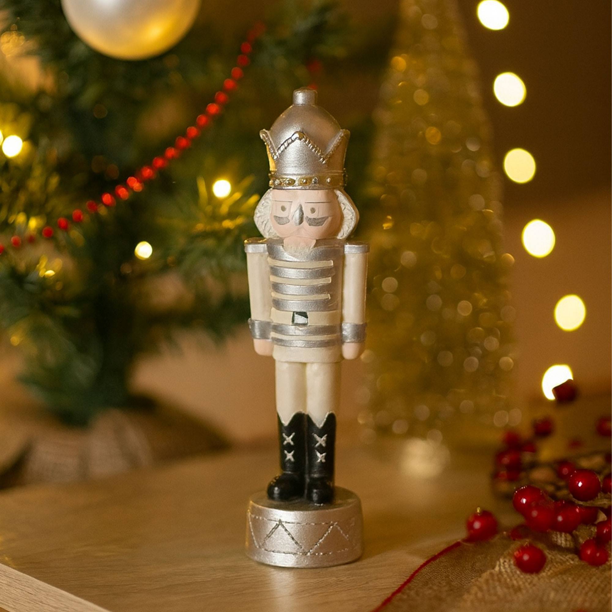 Soldado decorativo de navidad en poliresina dorado de estilo cascanueces h.25cm