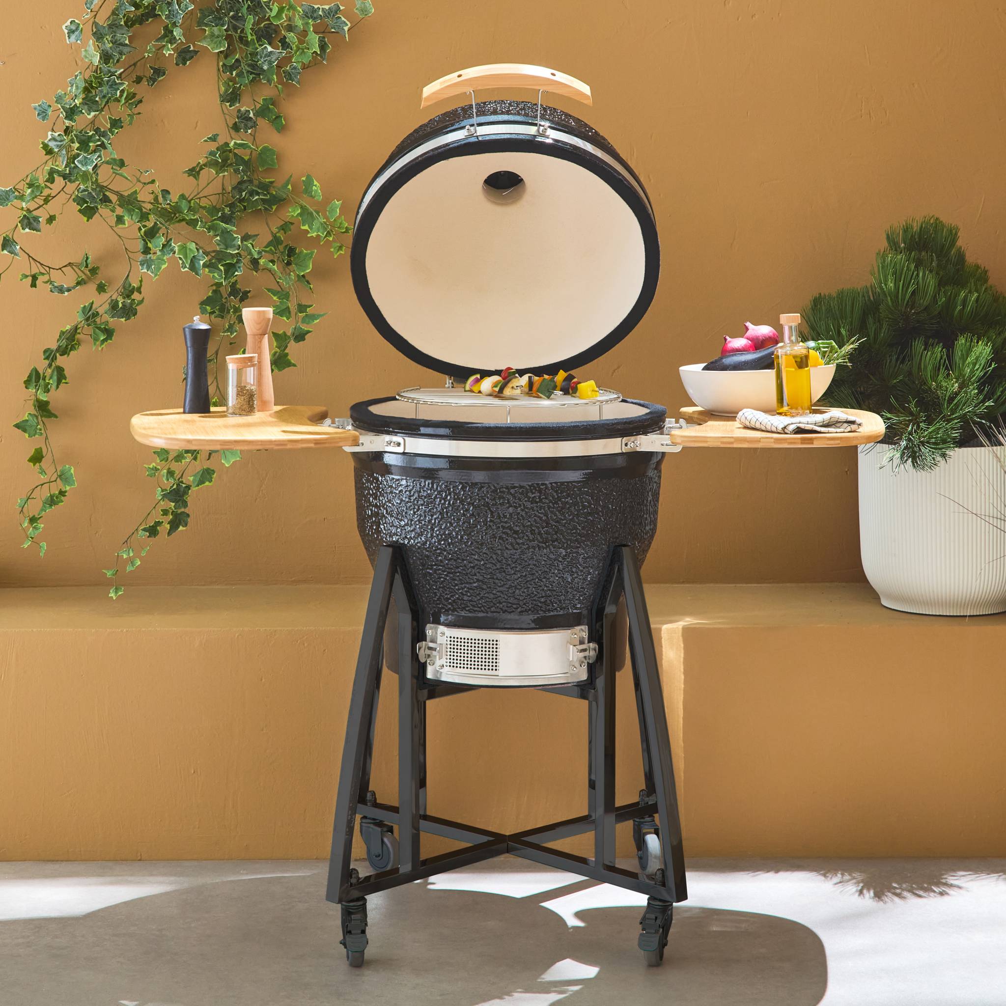 Barbecue charbon en céramique. Kamado Ø 57cm. avec chariot. garde au chaud. récupérateur de cendre et housse. tablettes rétractables