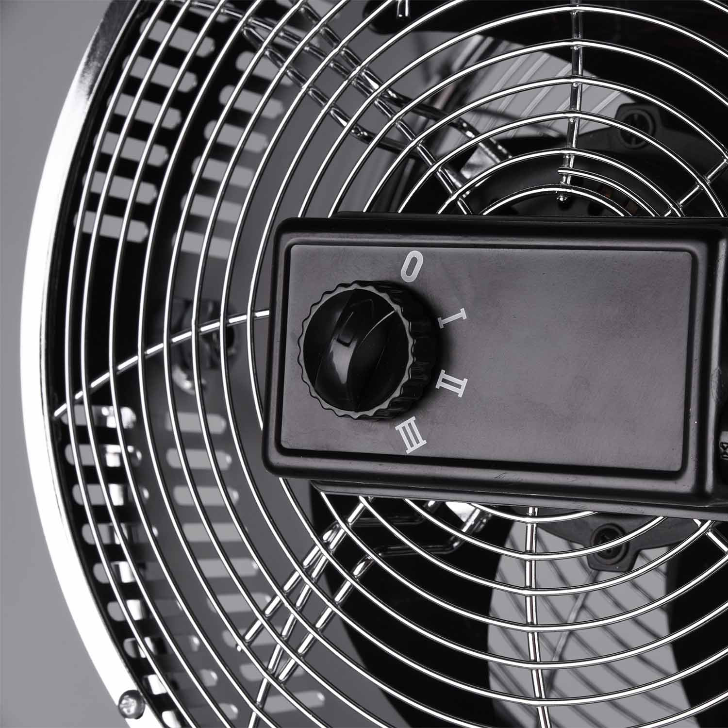 Tromso - Ventilatore a piantana in stile industriale con treppiede in legno neutro, altezza regolabile e tripla velocità di ventilazione. Ø28 cm.