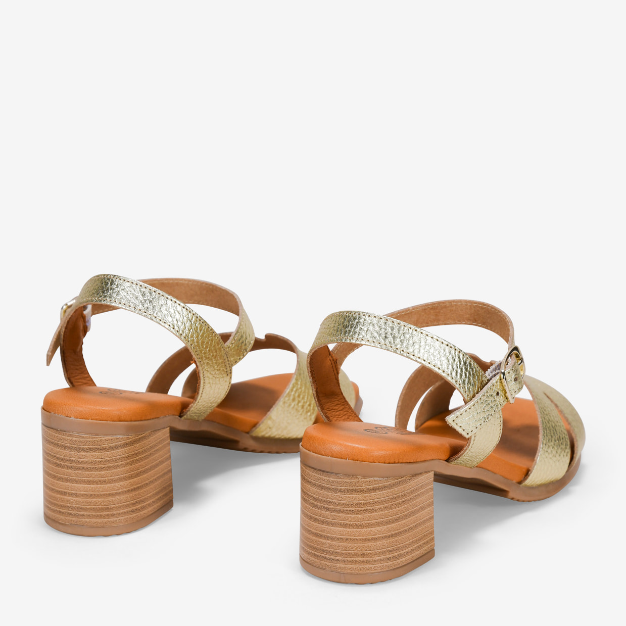 Sandalias de tacón doradas en piel con pulsera