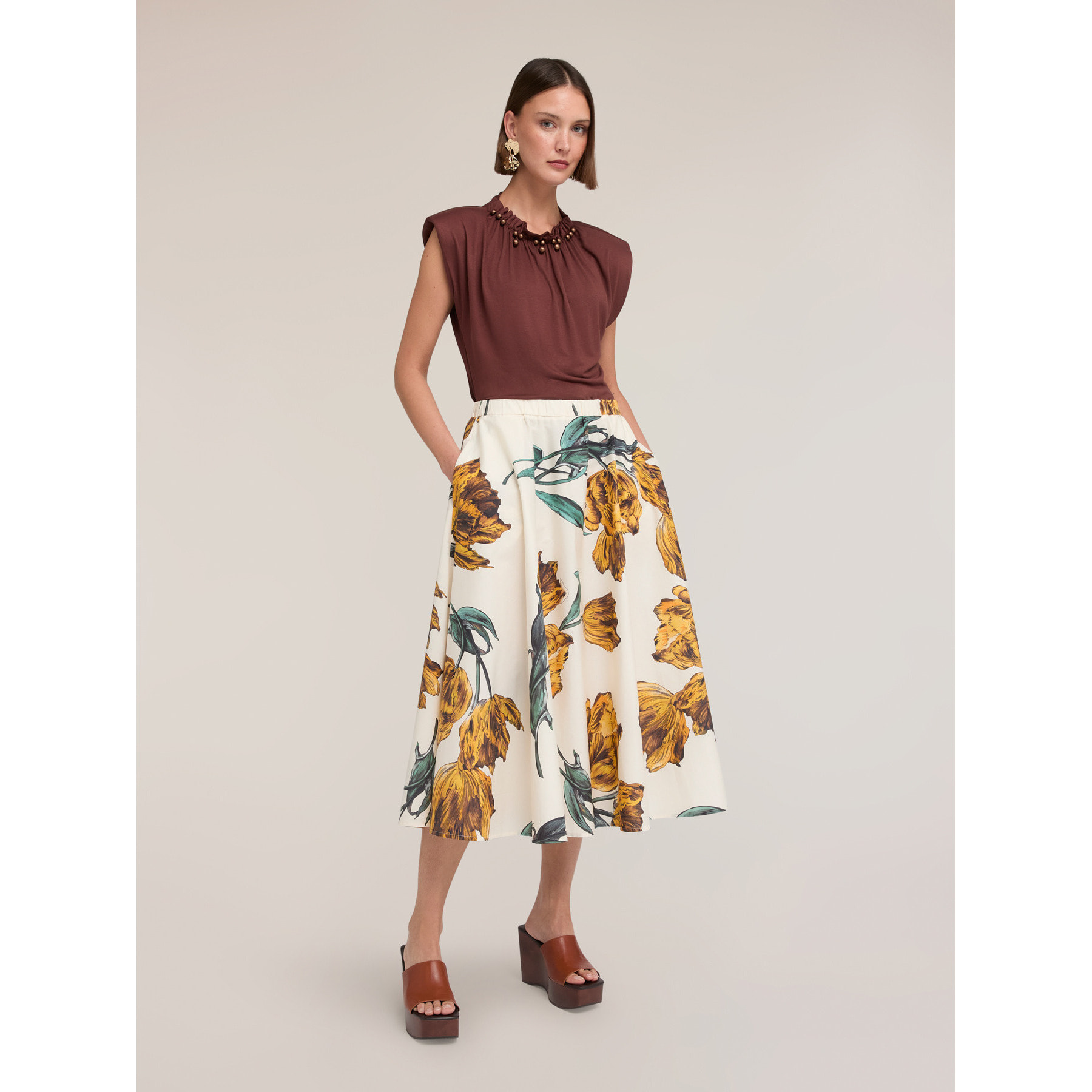 Motivi - T-shirt con arriccio e applicazioni sul collo - Marrone