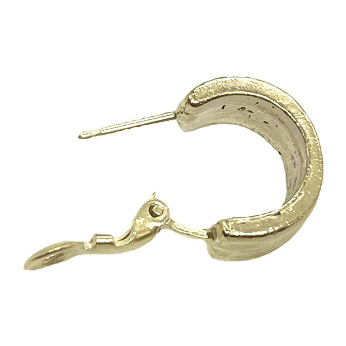 Pendiente tipo aro con aguas en dorado. 1cm