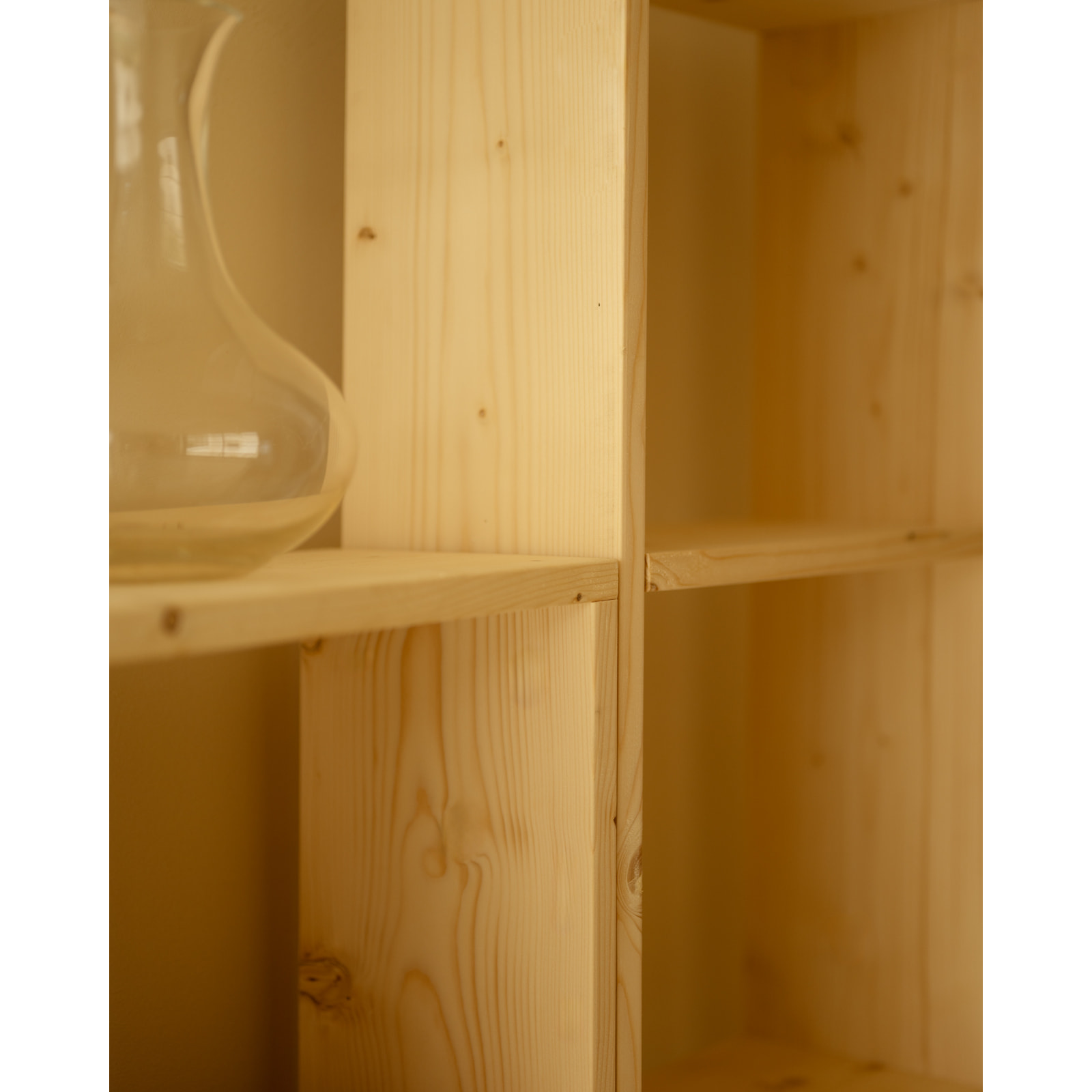 Estanteria de madera maciza en tono natural con 4 estantes Alto: 182 Largo: 40 Ancho: 20