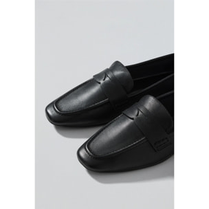 Mocasin Antonella negro de napa con detalle metálico