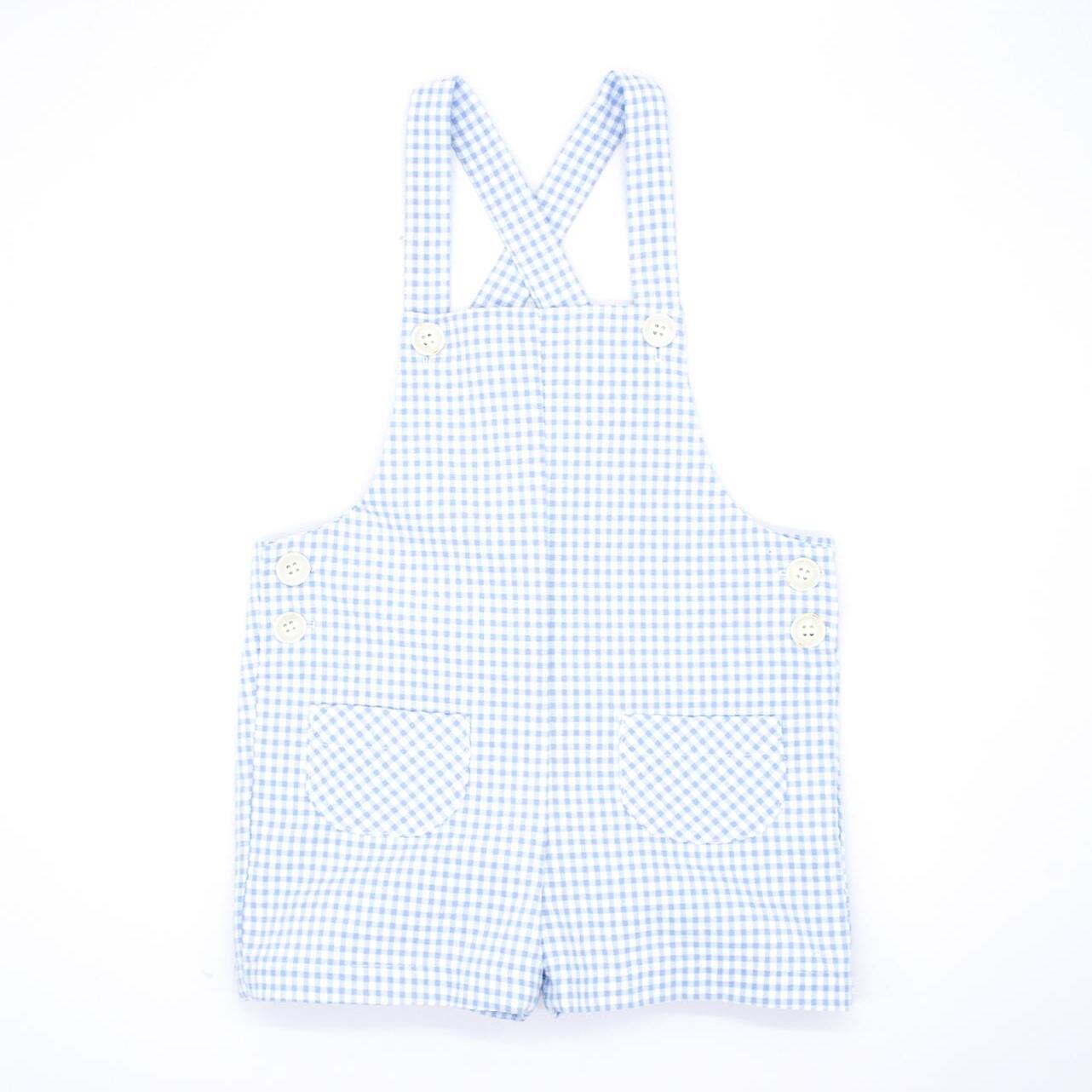 peto vichy azul, con bolsillos y tirantes cruzados.