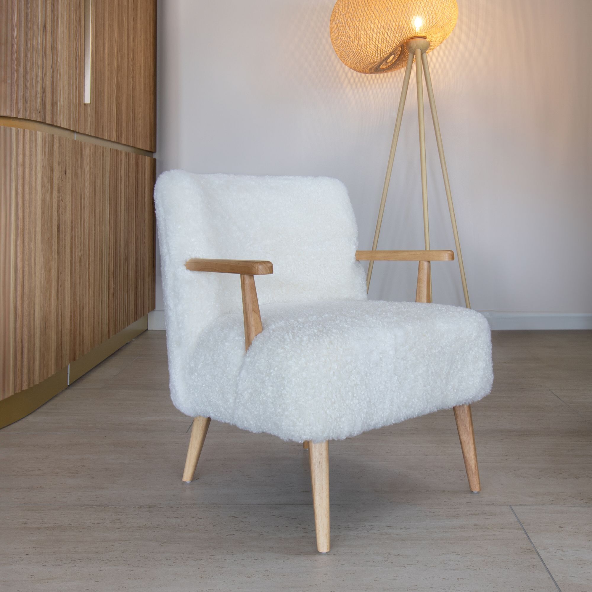 Fauteuil en tissu crème et structure en bois ELIOT