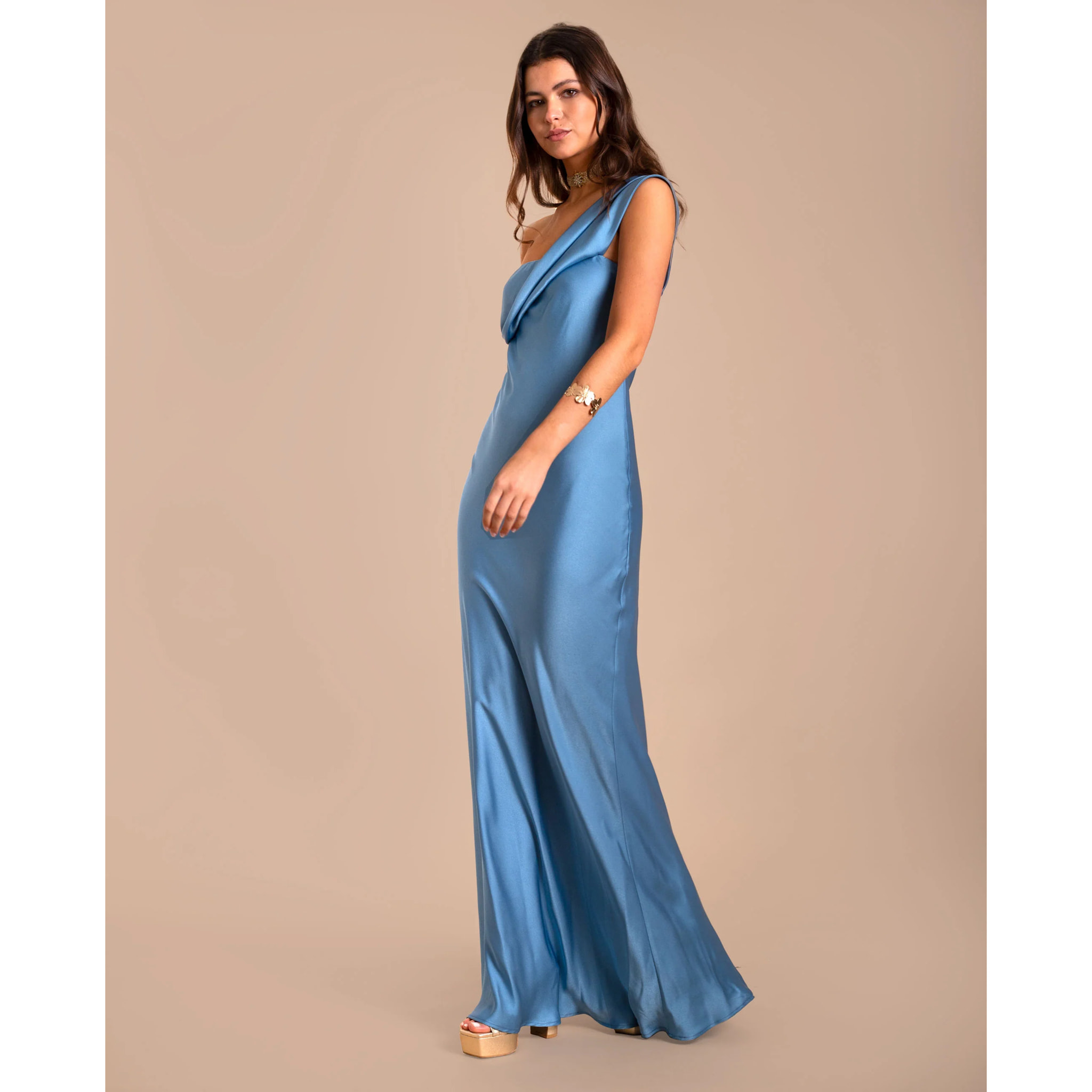 Vestido largo con escote asimétrico