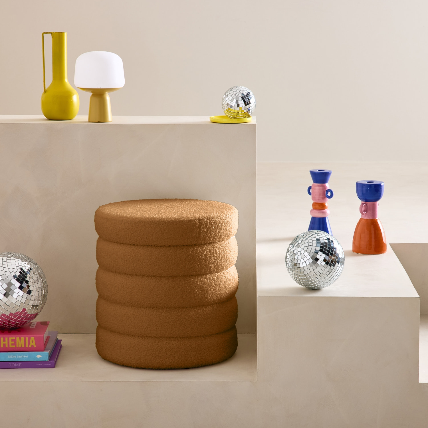 Tabouret en bouclettes rouille avec coffre de rangement intégré