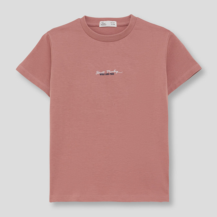 Camiseta de Manga Corta Lisa con Pequeno Texto Bordado en el Centro del Pecho | Color: Grosella | Street Monkey