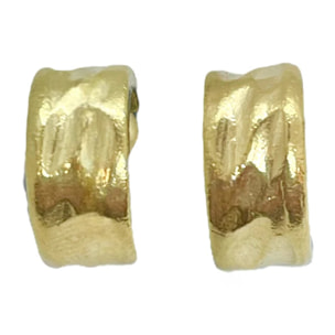 Pendiente tipo aro con aguas en dorado. 1cm