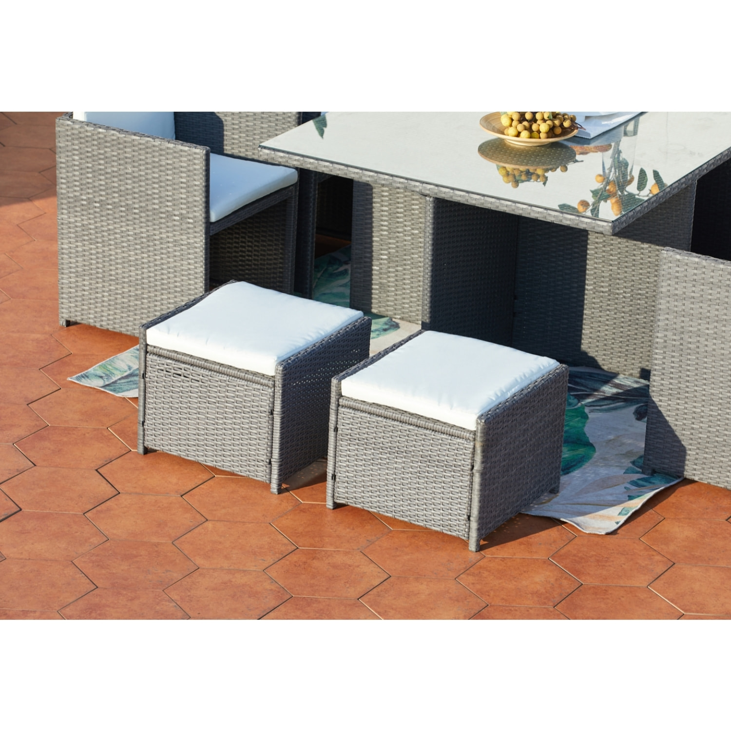 Table et chaises 8 places encastrables en résine gris-blanc REGINA