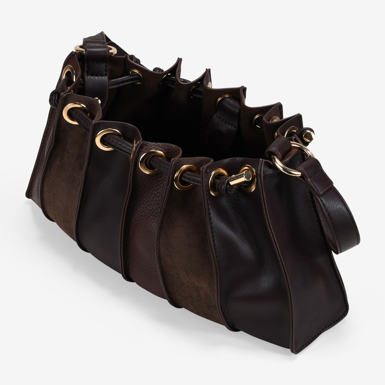 Bolso de hombro marrón plisado con cierre imán