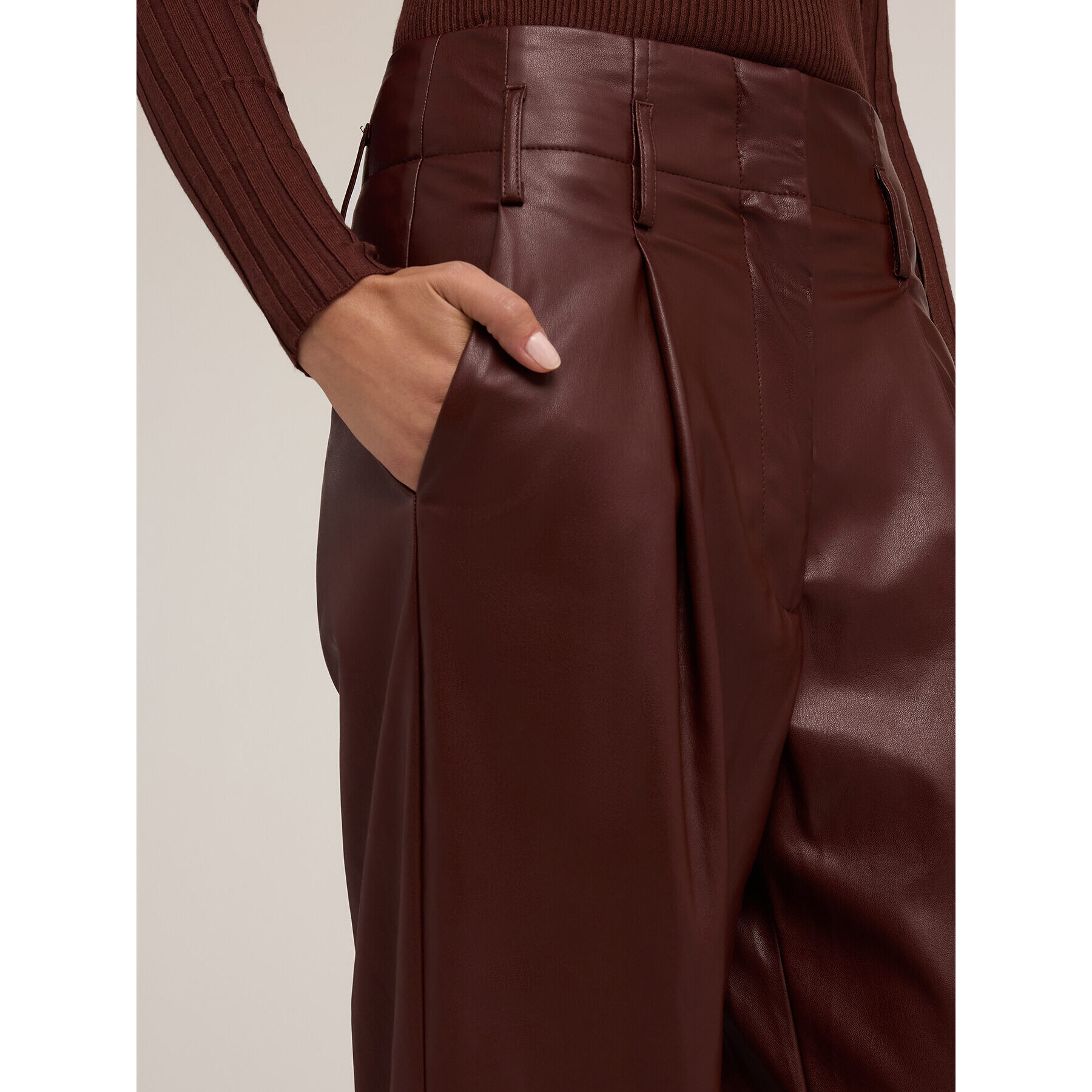 Motivi - Pantalones con pinzas en tejido revestido - Marrón