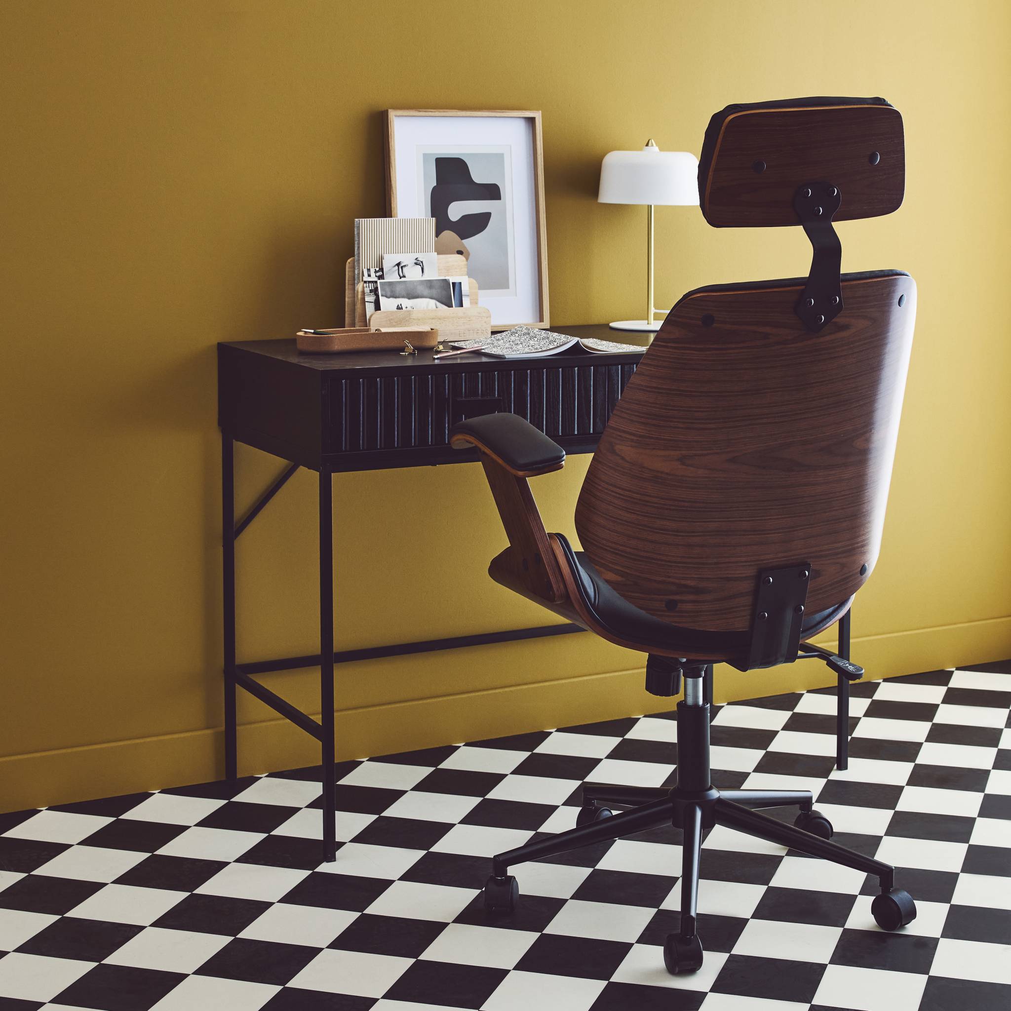Chaise de bureau à roulettes décor bois courbé placage effet noyer et simili cuir noir