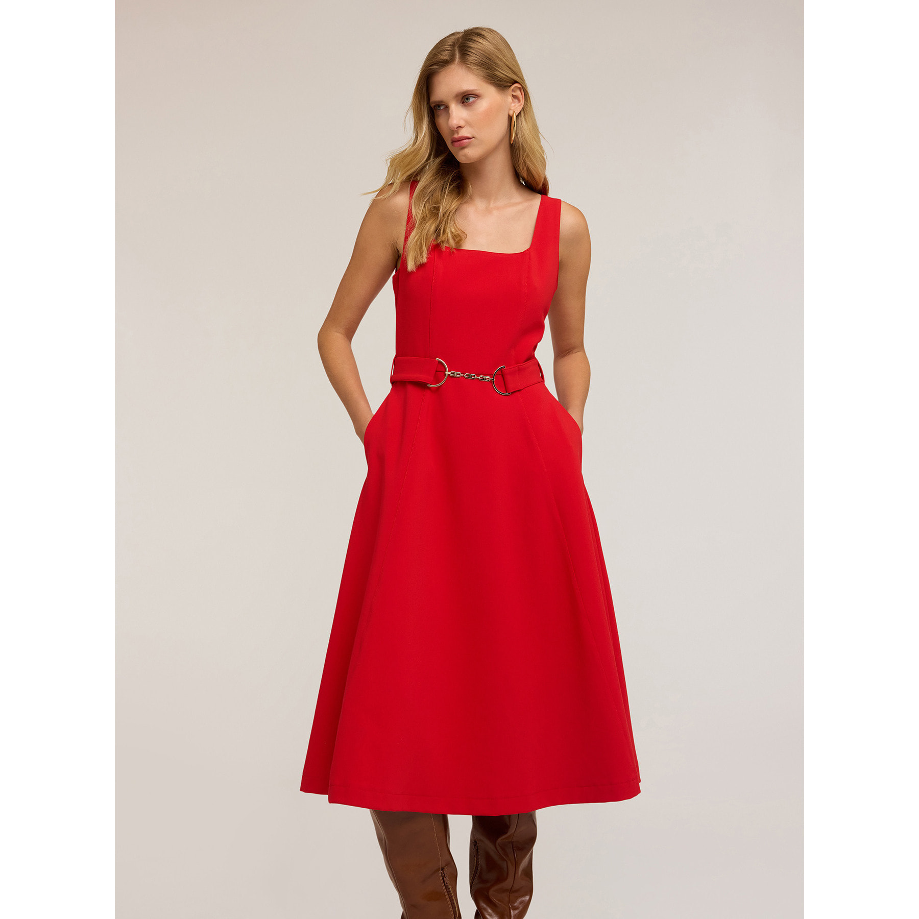 Motivi - Vestido acampanado con pasador metálico - Rojo