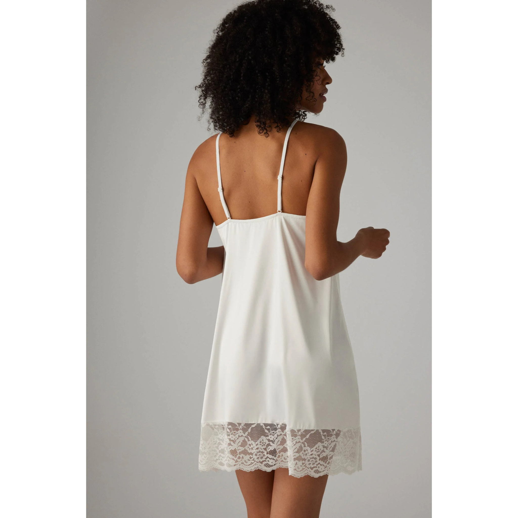 Camicia da notte da sposa in raso avorio con finiture in pizzo