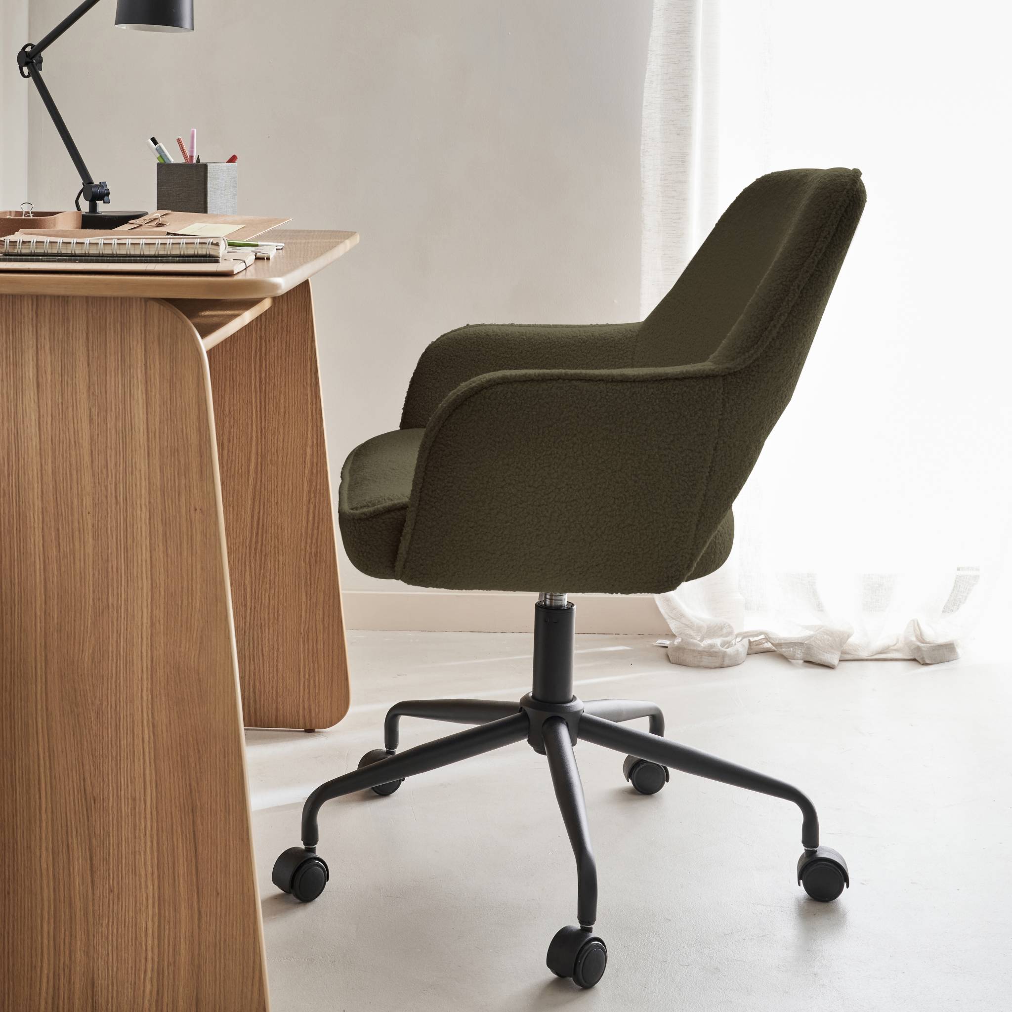 Chaise de bureau à roulettes bouclettes kaki foncé. Jim. L 60 x P 62 x H 89 / 99cm.