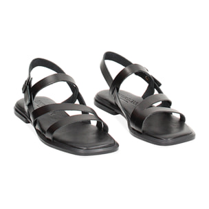 Basses sandales noires en cuir avec tige tressée