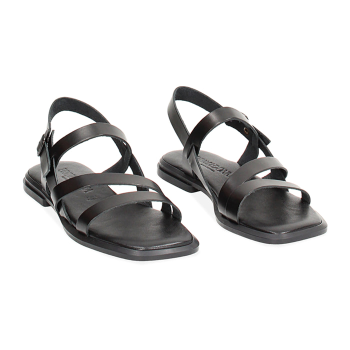 Basses sandales noires en cuir avec tige tressée