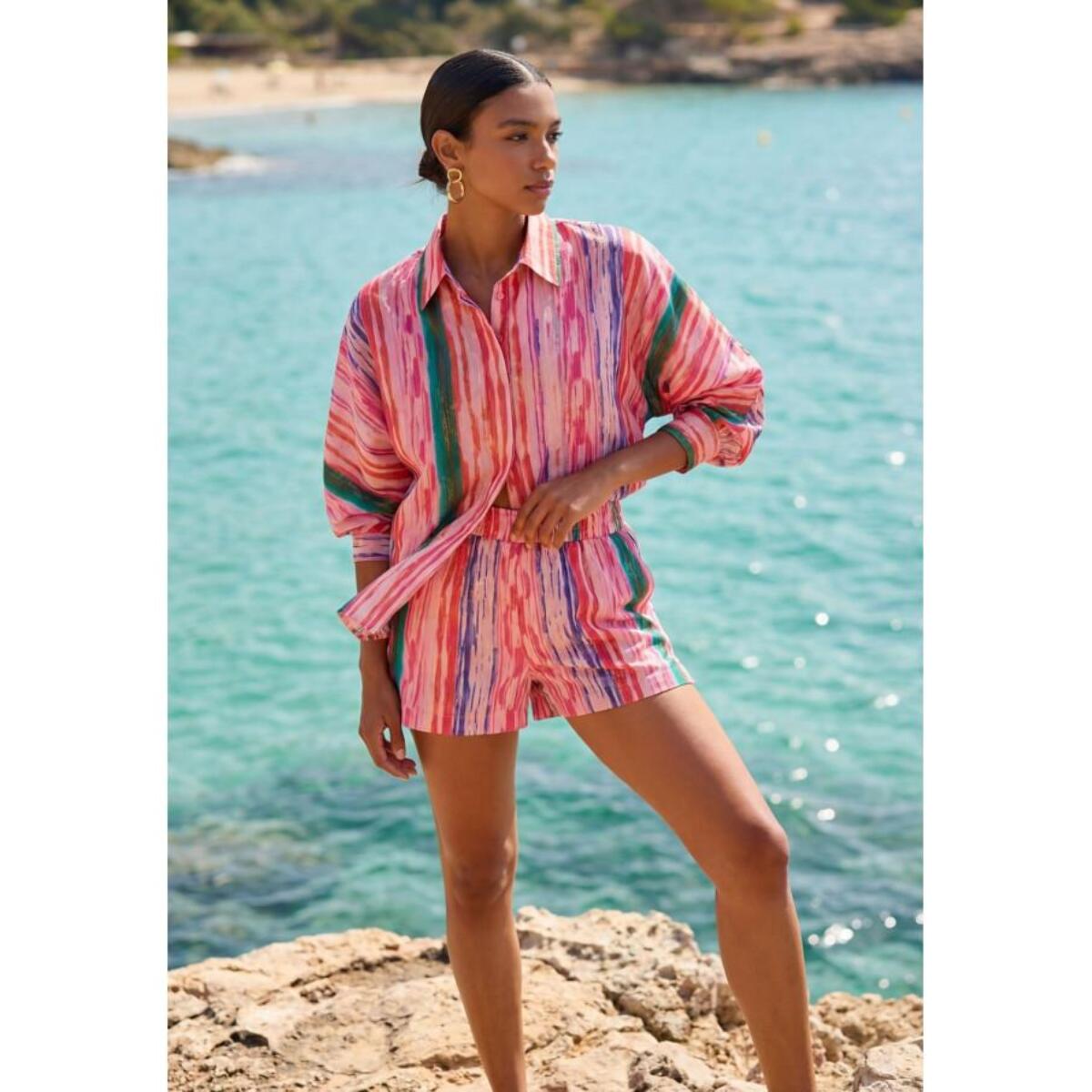 Camicia stampata in colori vivaci