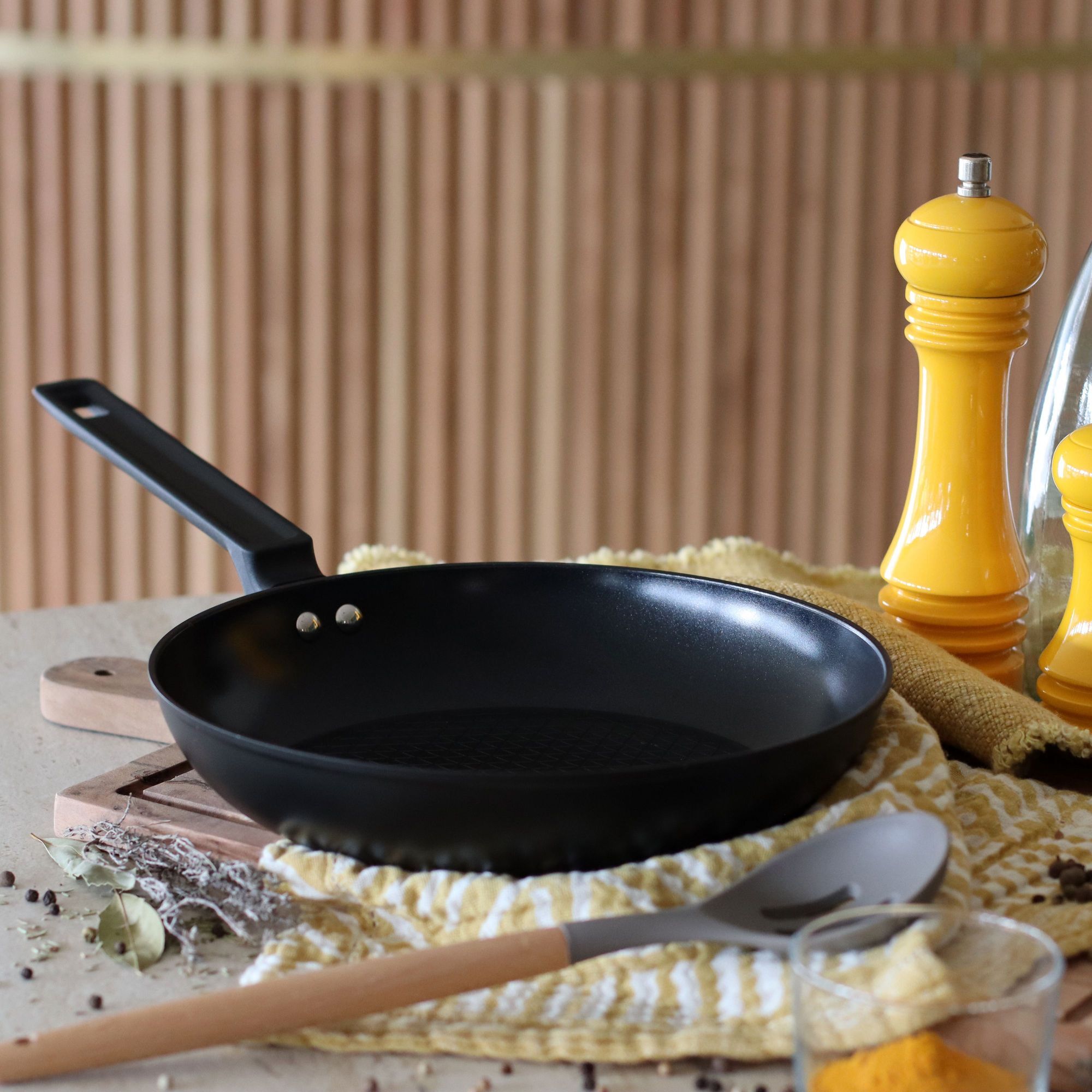 Poêle antiadhésive en aluminium noir 26cm - tous feux FIRST