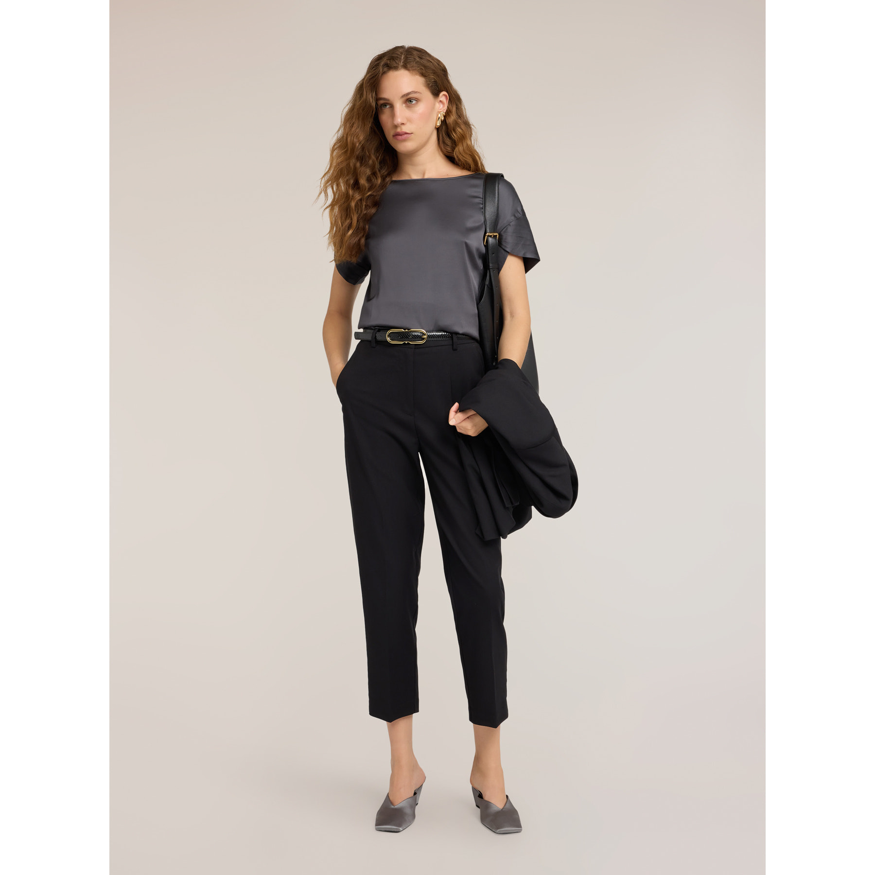 Motivi - Blusa de satén con mangas de pétalo - Gris