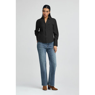 Camisa negra de corte slim y cuello pico