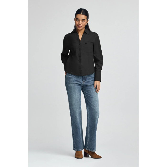 Camisa negra de corte slim y cuello pico