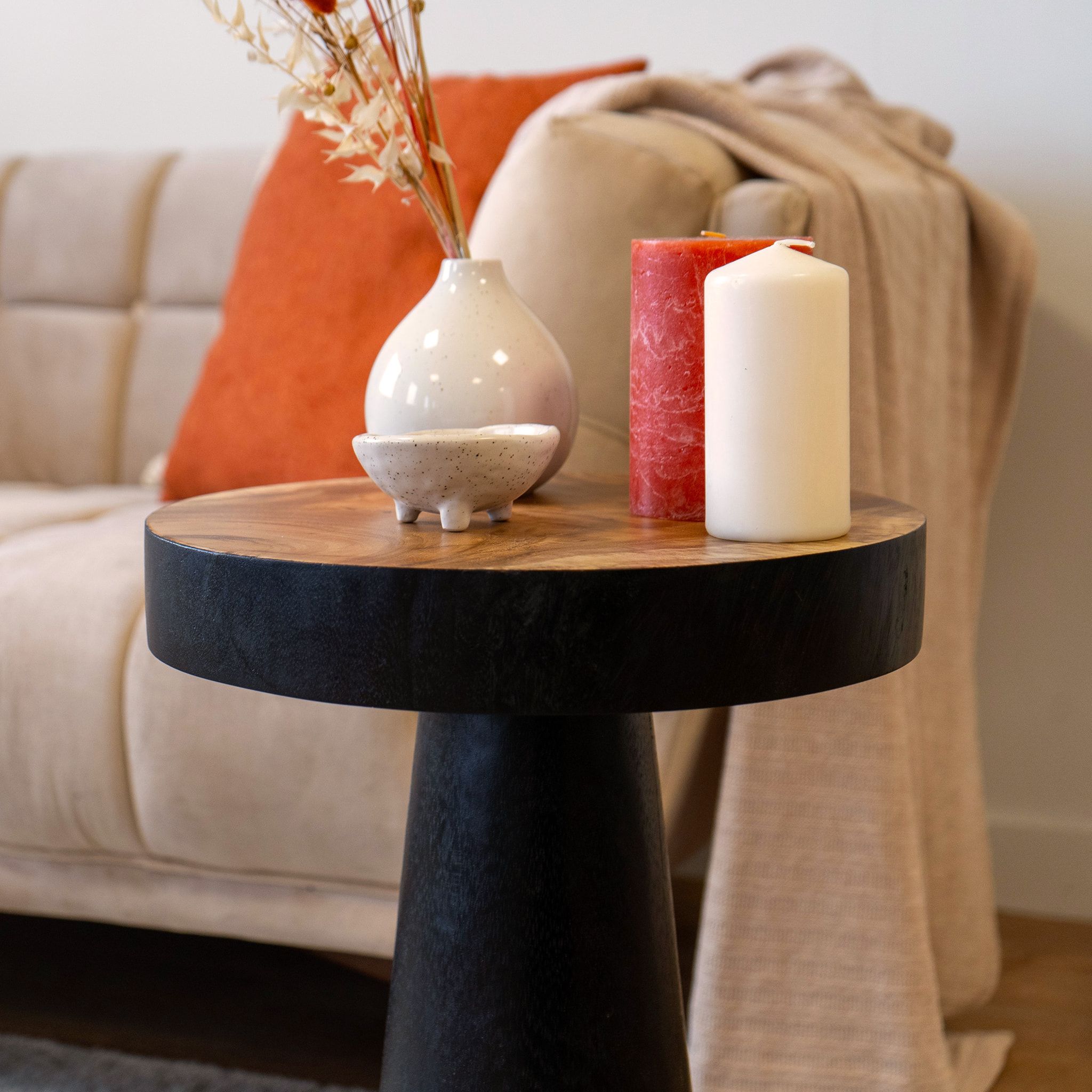 Table d'appoint ronde noire en bois de suar D35 cm - Janah