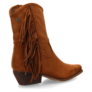 Bota campera con flecos y tacón bajo.