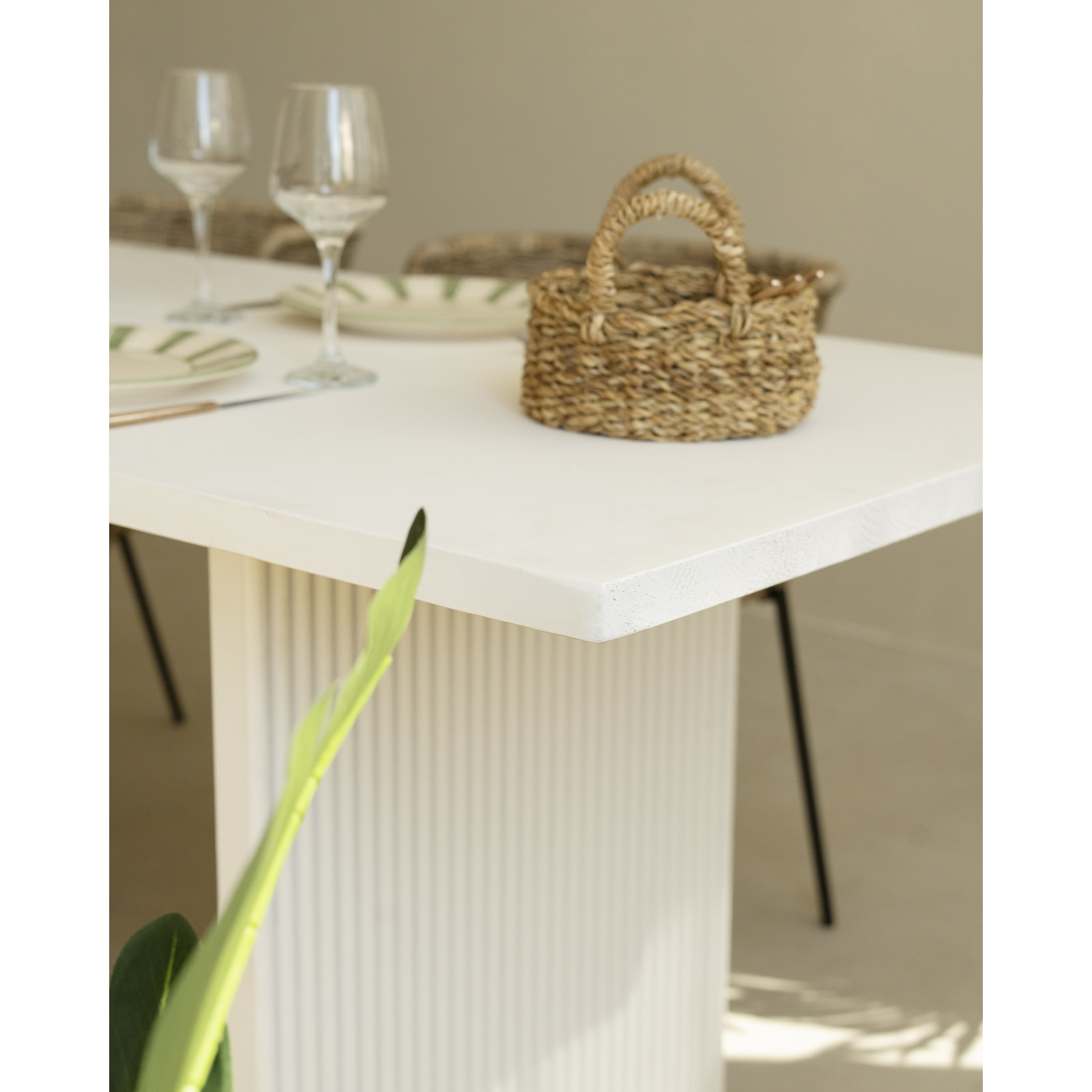 Mesa de comedor de madera maciza en tono blanco de varias medidas