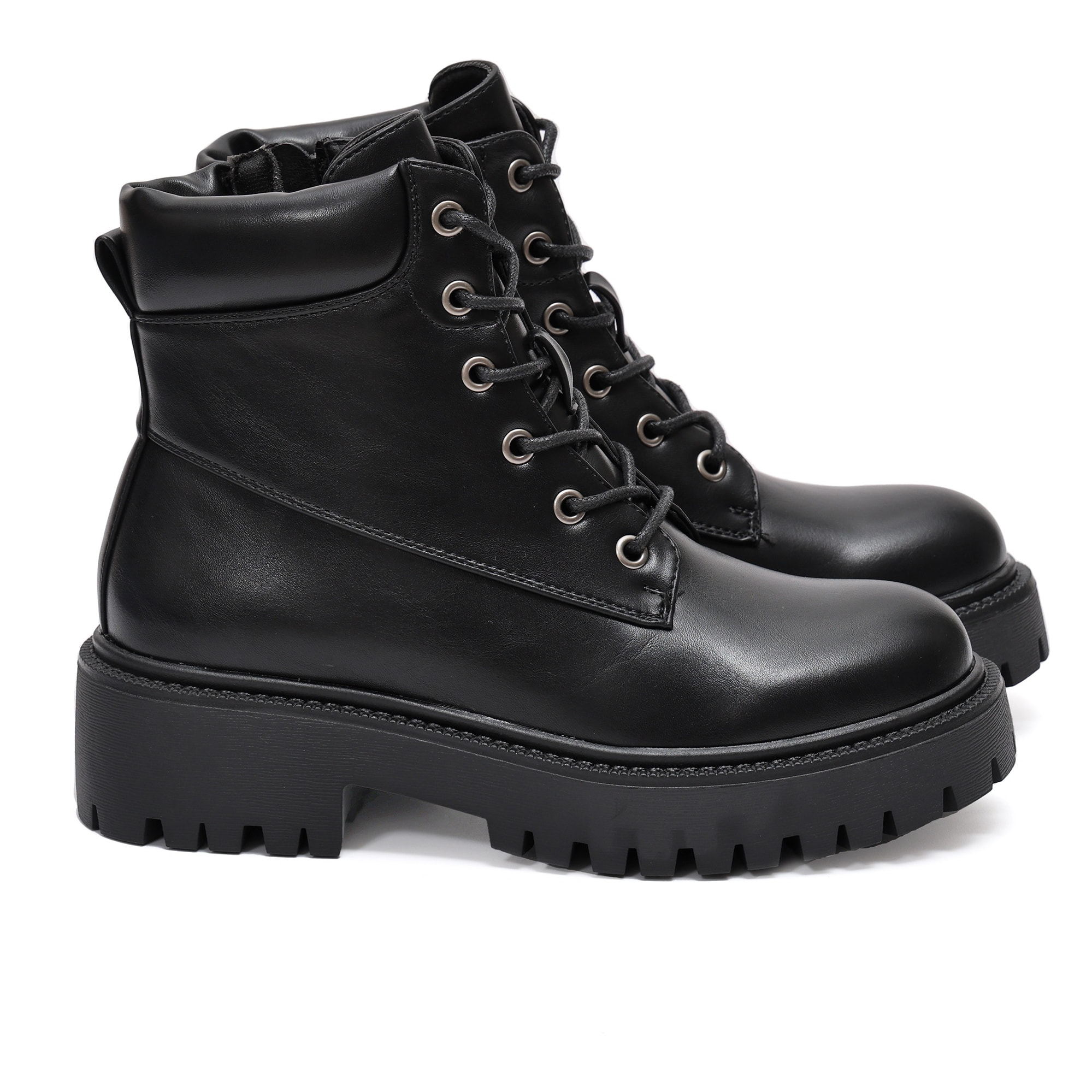 Anfibi in simil pelle con stringhe