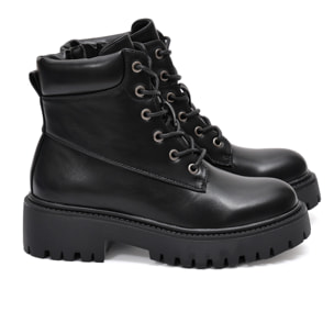 Anfibi in simil pelle con stringhe