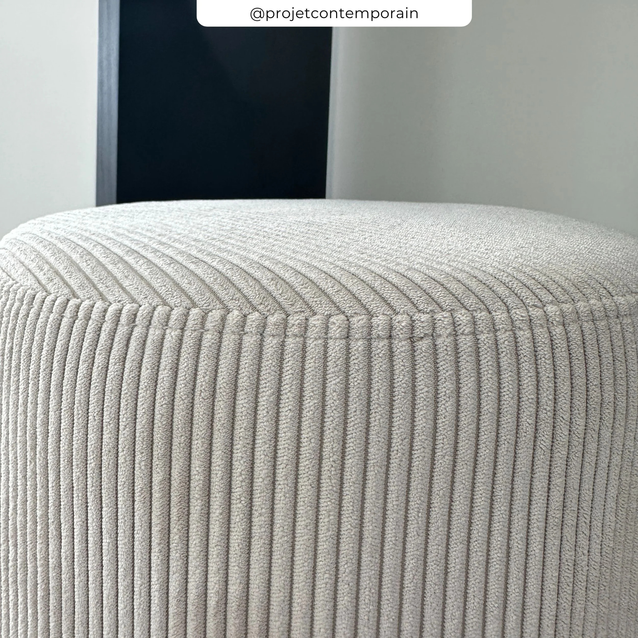 Pouf rond en velours côtelé beige - Lily